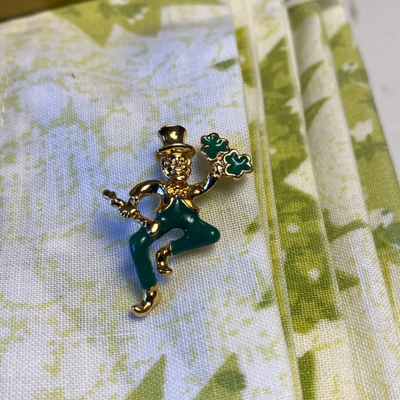 Avon Vintage Gold Tone Leprechaun Pin - Picture 2 of 4